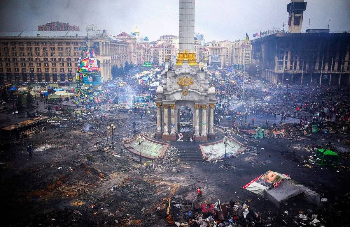 12 años del inicio del Maidan en Kiev. La imagen muestra el caos sembrado por los fascistas que dio paso al actual régimen y a la guerra. El edificio quemado del fondo es la Casa de los Sindicatos, primer objetivo de los neonazis junto con las sedes del PCU en la capital.