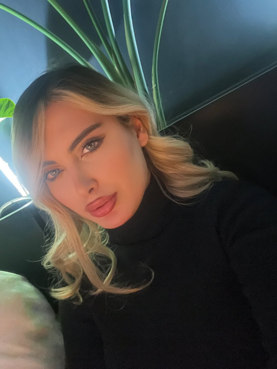 Delentinoo's tweet image. اگ‌ میتونی یه ایراد ازم بگیر
دیشب‌ تو کافه یکی بهم گفت شبیه مرلین مونرو شدی🥲🥲🥲🥲🥲