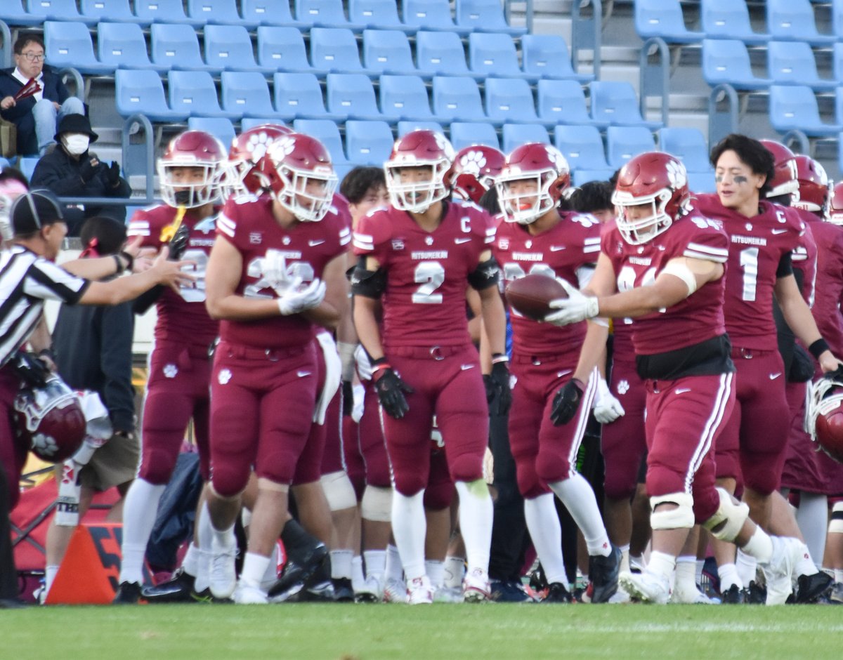 footballstore55's tweet image. 立命館大 42-22 法政大
第4クオーターに立命館のDL#94高野航（2年､立命館宇治）が、味方がパスカットしたボールを捕るインターセプト。タックルされて立ち上がると慌てて審判を探し、両手でボールを持って行った。「天響・蓑部返し」かと思われたが、最後は片手になってしまった。残念。#アメフト