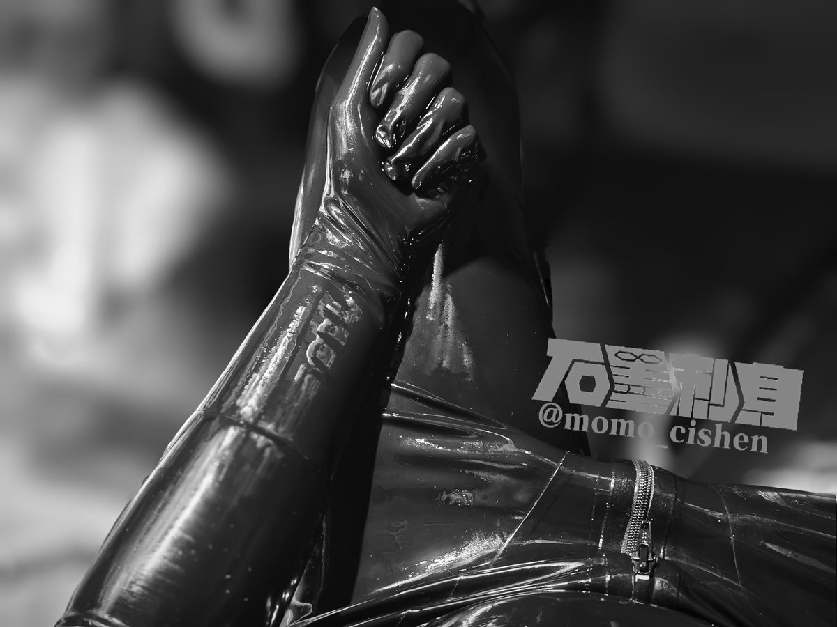 咳咳久违更新一下，画还没画完，快期末了事好多
#乳胶衣 #手套 #乳胶