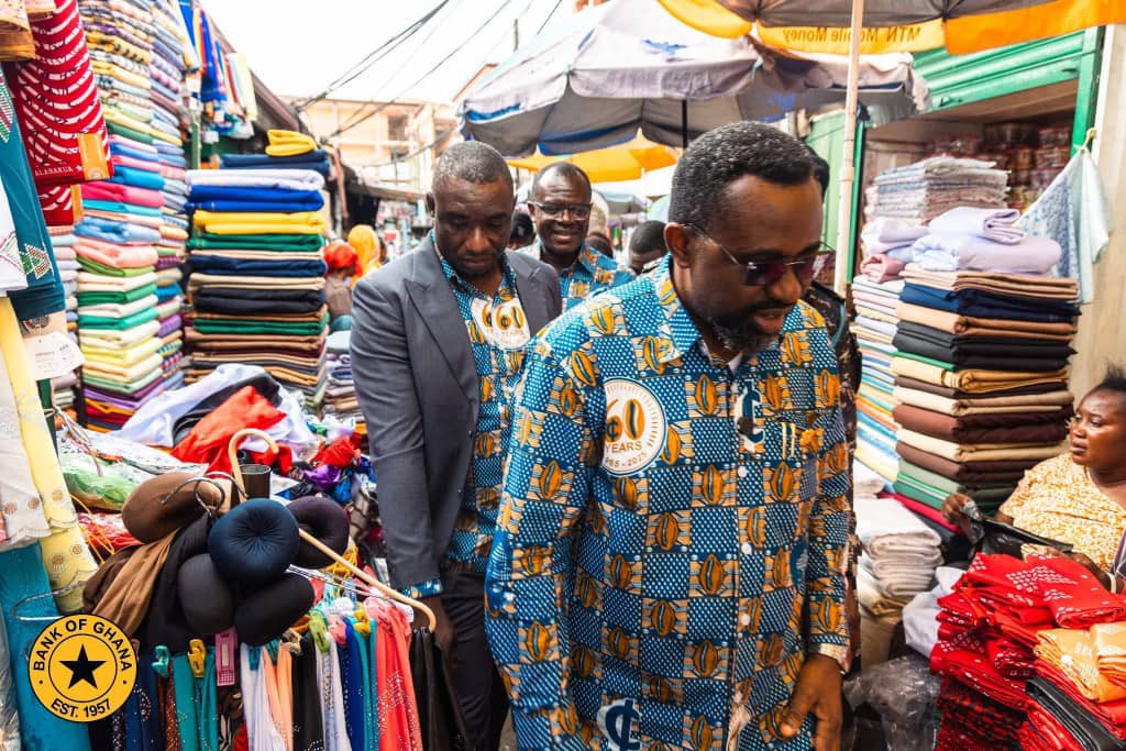 etsedafeamekpor's tweet photo. HUMILITY ON DISPLAY
———————————

1. Last week, the Finance Minister, Dr. Cassiel Ato Forson toured market centres in the Western Region to collate views of ordinary market prior to presenting the 2026 in Parliament. 

2. This week, the BoG has organised a 2Day workshop to celebrate the Cedi@60yrs. 

3. Ipso facto, just yesterday, Friday, November 21st, 2025, the Governor of the Bank of Ghana, Dr. Johnson Asiama, also paid a working visit to the Makola Market, accompanied by the 1st Deputy Governor, Dr. Zakari Mumuni and other staff of the Bank. 

4. Dr. Asiama led his team to engage these market women & traders on their daily activities and wellbeing as part of efforts to deepen public awareness and appreciation of the Cedi, the national currency.

5. This outreach forms part of the Cedi@60 campaign, aimed at promoting financial awareness and boosting public confidence in the Ghanaian currency.

6. This new approach to public service exhibited by the FM & the Governor as well as other appointees of JM is very humbling, refreshing & assuring that we have indeed installed a listening Govt. 

7. These little, little things is what makes the difference in governance.