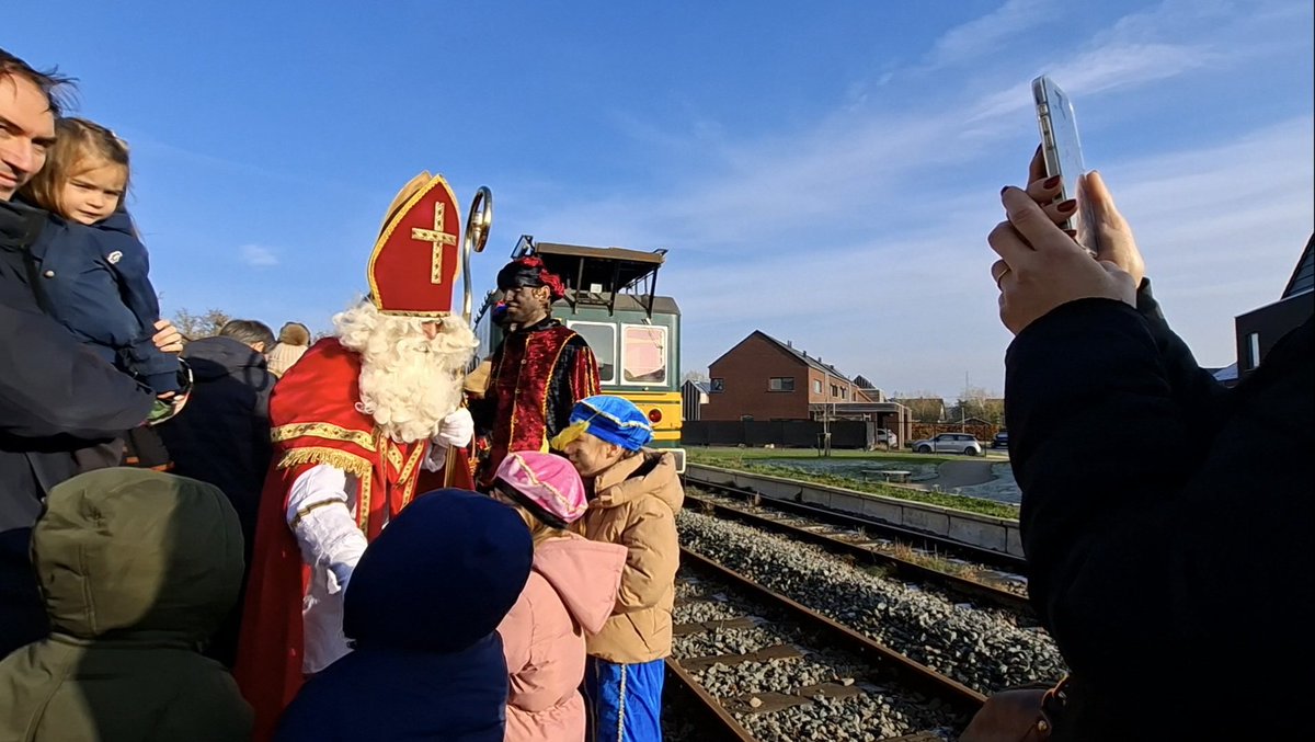 #vrtweer #weerfoto #nwbnlx <a href="/DoediesZot/">Jacotte 🇧🇪🏳️‍🌈</a> <a href="/sabinehagedoren/">Sabine Hagedoren</a> <a href="/meteoBram/">Bram Verbruggen</a> <a href="/HetweerinBelgie/">Meteo Reni - Het weer in België</a> <a href="/MeteovistaBe/">meteovista.be</a> <a href="/weeronline/">Weeronline</a> <a href="/Weerbord/">Weerbord☀️☔️</a> <a href="/BuienradarBE/">BuienradarBE</a> Puurs-Sint-Amands, 11.43u