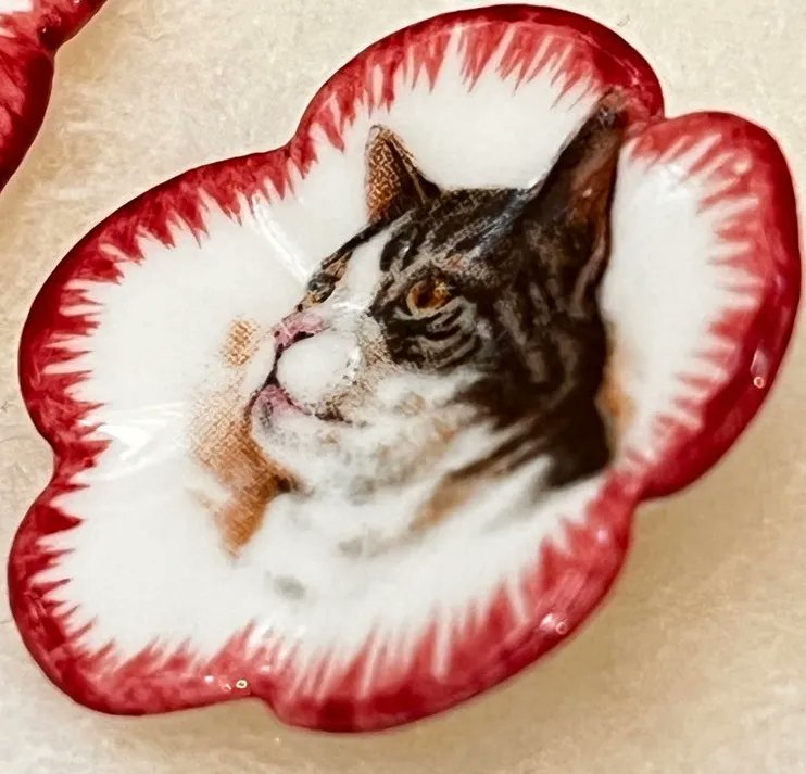 iDenville's tweet image. Good #Caturday morning !

Buttons have been made out of almost every conceivable material like bone, antler, hoof, minerals, gems, glass, metal, nuts, seeds, shell, wood, leather, and plastics.

Buttons initially were decoration and signified status rather than to secure…