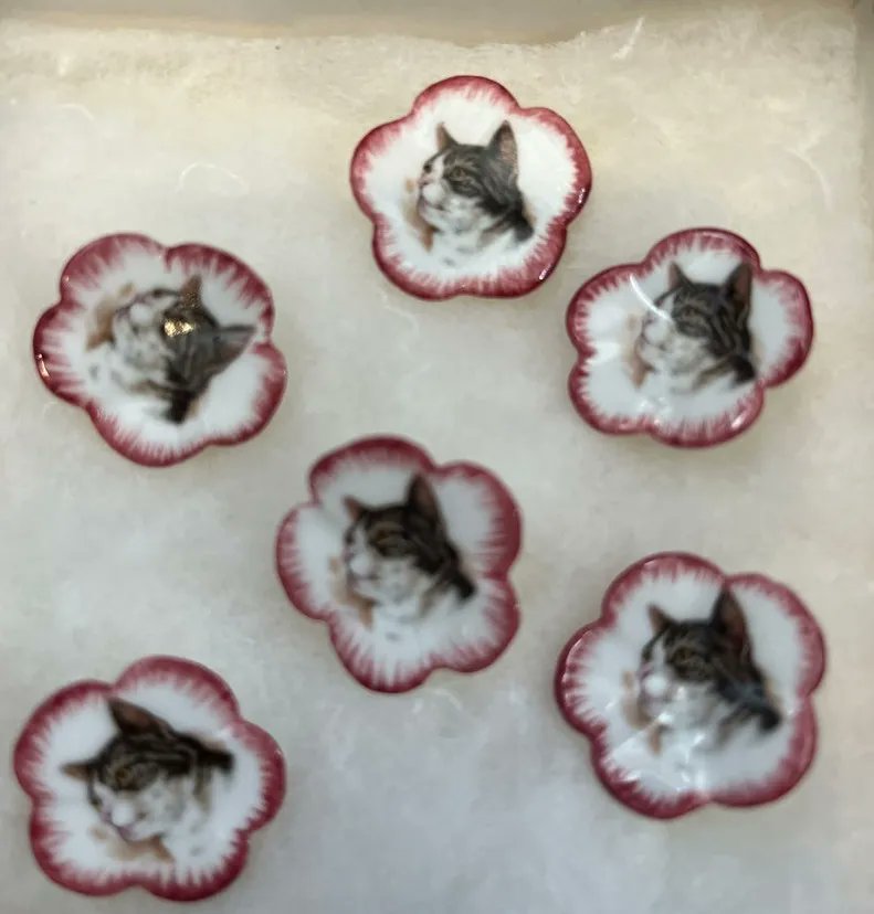 iDenville's tweet image. Good #Caturday morning !

Buttons have been made out of almost every conceivable material like bone, antler, hoof, minerals, gems, glass, metal, nuts, seeds, shell, wood, leather, and plastics.

Buttons initially were decoration and signified status rather than to secure…