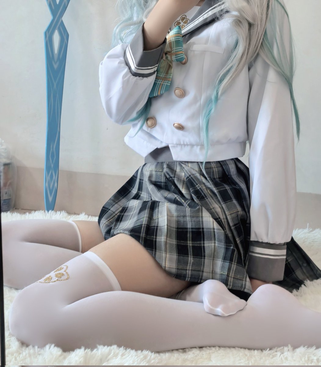 Elysia_cxx's tweet image. 不是，群里谁是那种黑丝美少女啊，家里有钱，长得好看，还对我百依百顺，会cosplay还看二次元，玩二次元游戏，带我这个哥布林一起出去玩，还给我买喜欢的东西，这样的加我一个好友呗，我也想恋爱
#流萤 #cosplay #崩坏星穹铁道 
流萤春日手信jk