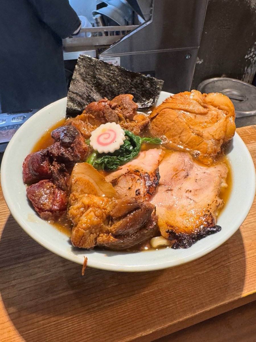 subetenikanshao's tweet image. 西大橋駅いかれたnoodlefishtons
11/22朝ら限定ショウガ醤油ラーメン￥1500
豚増しダブル￥1000
ショウガめっちゃ効いた
濃いめの醤油ラーメン
豚ダブルが思う以上にボリューミー
300ｇじゃない
体感的に600ｇ以上ある🍖
ただ吊るし焼きの塊肉もあって
朝から至福でした
麺もやたら美味
ご馳走様でした