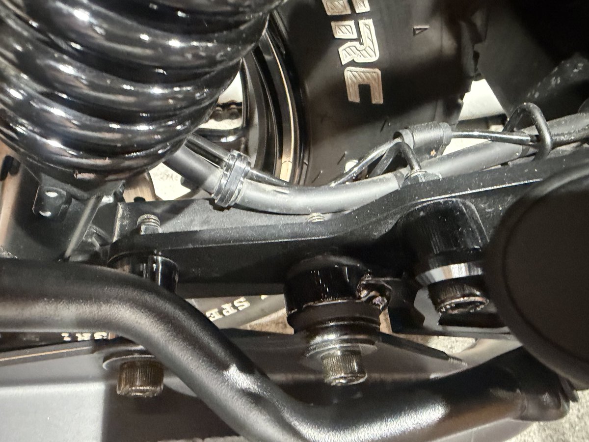 Libra_ELIMI's tweet image. GIVIパニアケース
まずはサポート金具の取付けしました。
😳😳😳😳😳
な、、なんて事だ、、、
金具とマフラー隙間が数ミリ？
最高です。
BEAMSパワーヘッダW
GIVIパニアケースサポート
フィッティングは最高でした。
＃エリミネーター
＃GIVIパニアケース
＃BEAMSパワーヘッダW
＃フィッティング最高