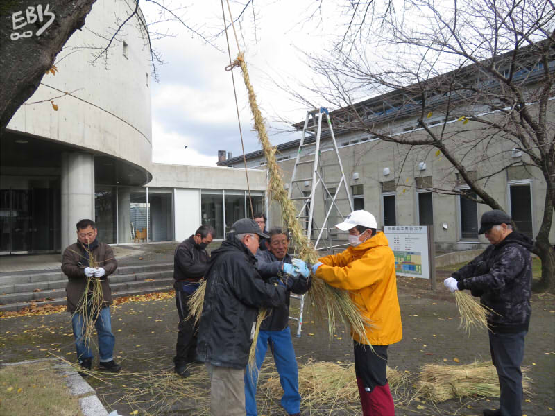 秋田公立美術大学で行われた人形道祖神と来訪神行事復活プロジェクトに参加してきました。
初めて注連縄を作る作業に参加しましたがこれがかなり難しい。かなり体力を要します。
完成された姿は果たしてどうなるか。答えは明日。