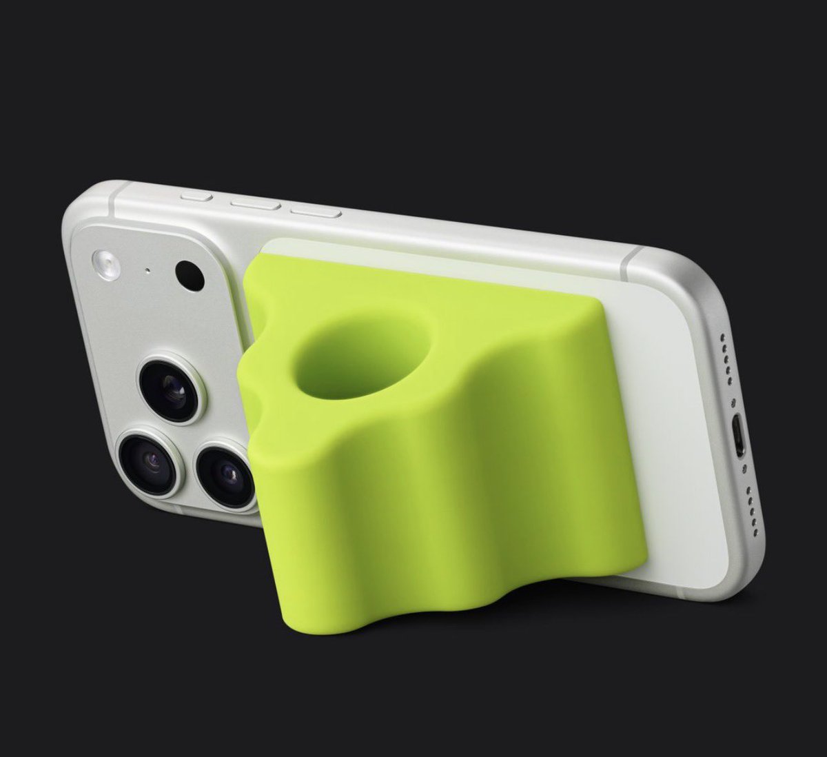 Tech4kiOS's tweet image. Apple launched a limited edition accessory called &quot;iPhone Pocket&quot; with Japanese designer Issey Miyake.

It is a minimalist case inspired by a simple piece of fabric, designed more as a design object than as a simple cover.