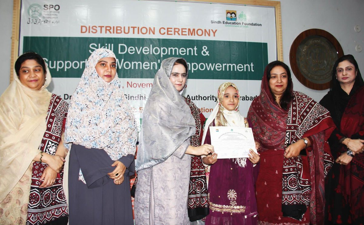 sindhinfodepart's tweet image. صوبائی وزیر برائے ترقیِ نسواں محترمہ شاھینہ شیر علی نے ایس پی او کے زیرِ اہتمام Women’s Skill Development &amp;amp; Empowerment Ceremony میں بحیثیت چیف گیسٹ شرکت کی۔ تقریب میں خواتین کی فنی تربیت، روزگار کے مواقع اور مالی معاونت سے متعلق اقدامات پر تفصیلی روشنی ڈالی گئی۔

تقریب کے بعد…