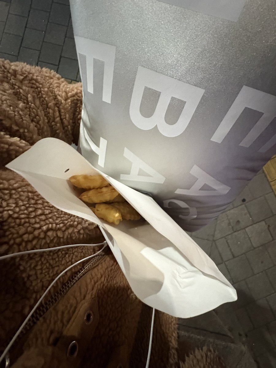 사람들 줄서있길래 따라섰는데 붕어빵 줄이었고
무려 완두앙금붕어빵을 팔고있었음