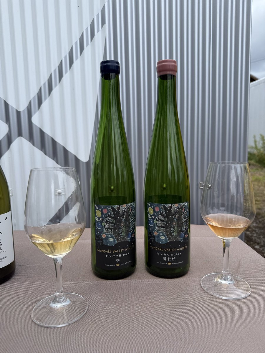 daihobby's tweet image. お次はチョロっと北のエリアに移動して、 #モンガク谷 🍷
今回は、栃の白辛の樽熟成と薄紅桧の辛口のロゼ。ともに2023のスペシャル版です。

モンガクさんといったら混醸。いろいろな品種のブドウが使われており複雑な味わいだけど、共に柔らかい酸味でビネガー系の料理との相性が👍