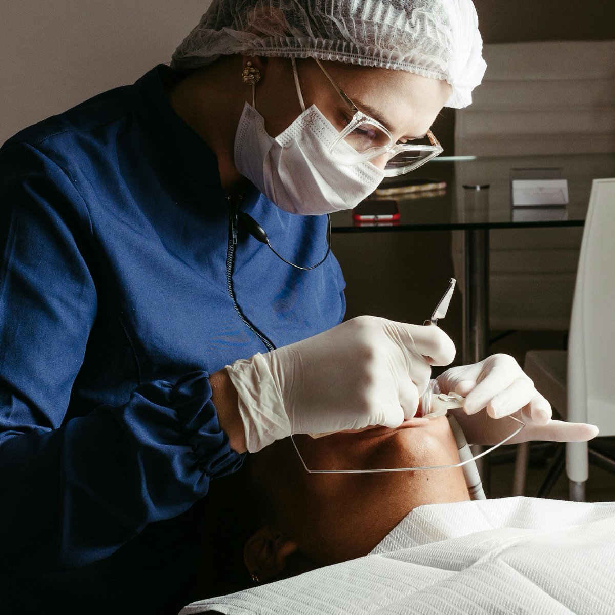 bpthaber's tweet image. Türk Diş Hekimleri Birliği Başkanı Tarık İşmen:

“Bu yıl 7.000 kişi mezun oldu. Zaten bekleyen yaklaşık 10.000 kişi vardı.

Acilen kontenjanların düşürülmesi gerekiyor. Kontenjanların 3.000&apos;e kadar indirilmesi gerekiyor. Bununla birlikte bu sorunun önüne geçilebilir.

Bu şekilde…