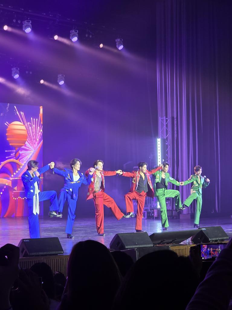 POVManila's tweet photo. The pose:                                        The Reason:

❤️💚💙

#PEBACAConcertinManila https://t.co/EC1OSWjWlI