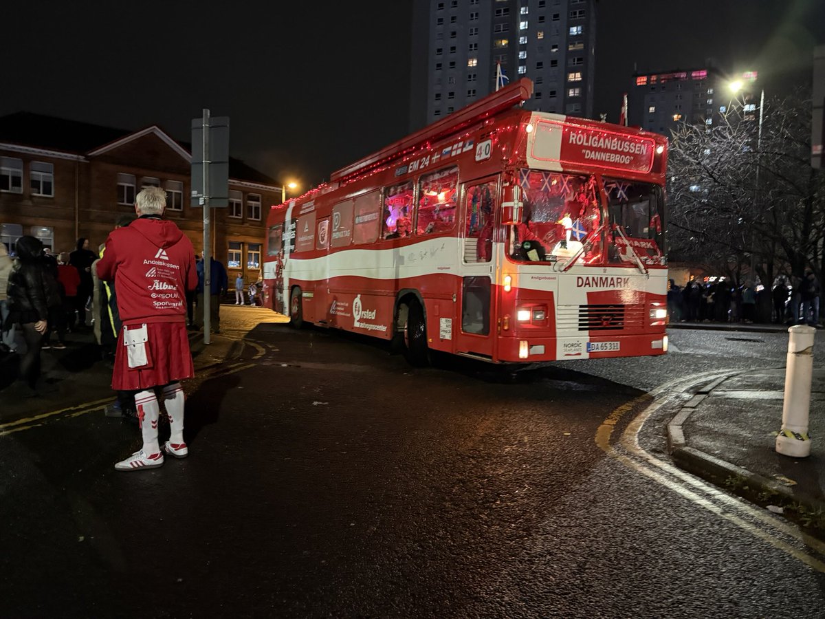 <a href="/MisssLing/">MissRoligan 🇩🇰</a> Best of luck in the play-offs, we hope to share a beer with you on this bus in North America!