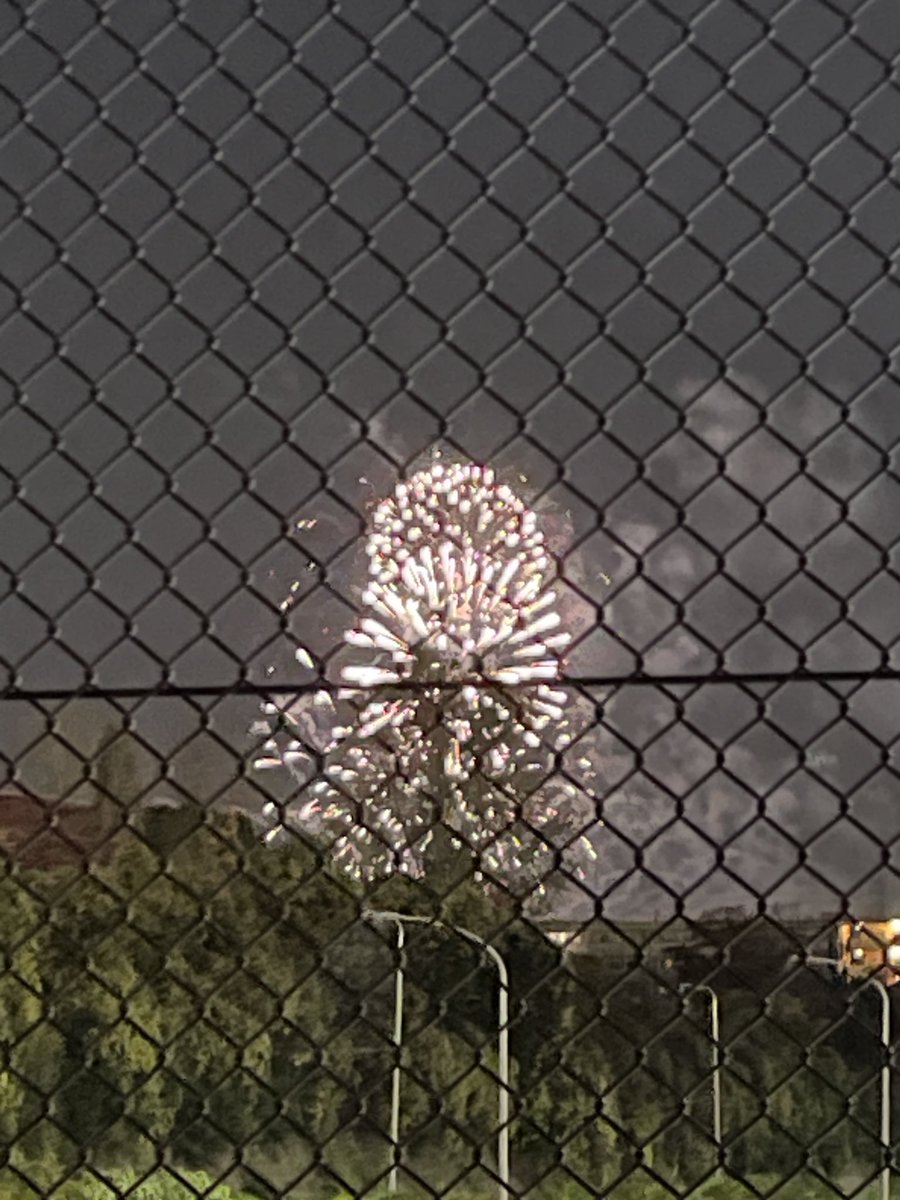 OnFoucus0613's tweet image. 季節外れの花火が上がってて(多分吹田の万博公演でなんかやってる？)それに見惚れてたらこけた😰単純に痛い