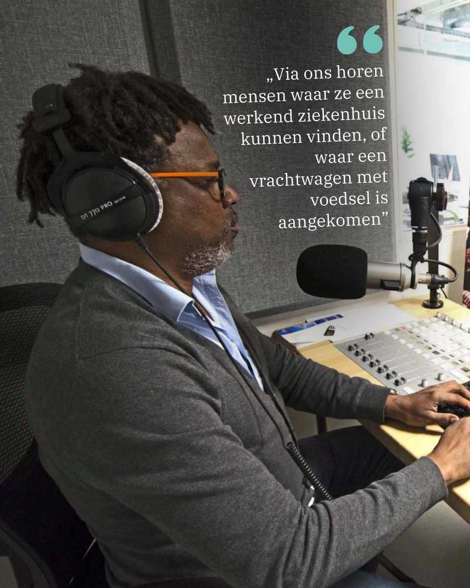 refdag's tweet image. In een Sudanees vluchtelingenkamp vormt een familie een kring om een krakende radio. Is er al voedselhulp onderweg? Ze stemmen af op Radio Dabanga, een Sudanees radiostation gevestigd in Amsterdam.
rd.nl/artikel/1128911