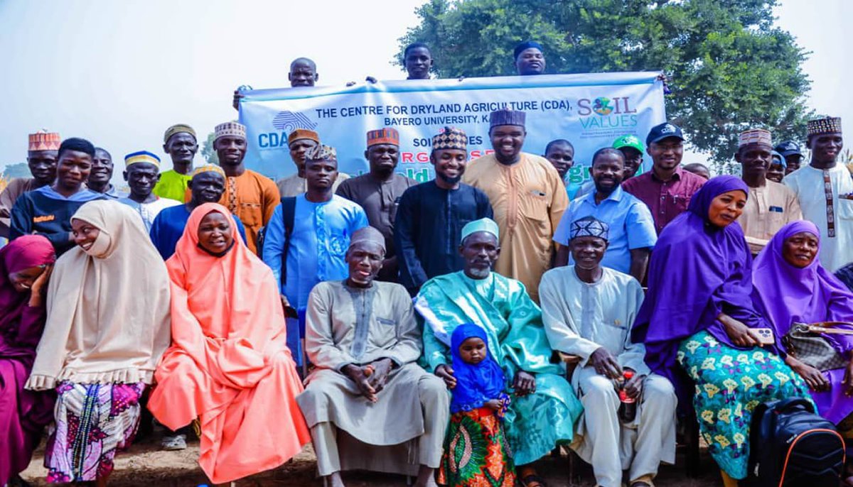 ParallelCo_'s tweet image. Farmers in Kano and Jigawa were trained to restore soil fertility and improve cowpea production through integrated soil management techniques. This practical experience directly impacted productivity growth and improved farming practices. #Nigeria