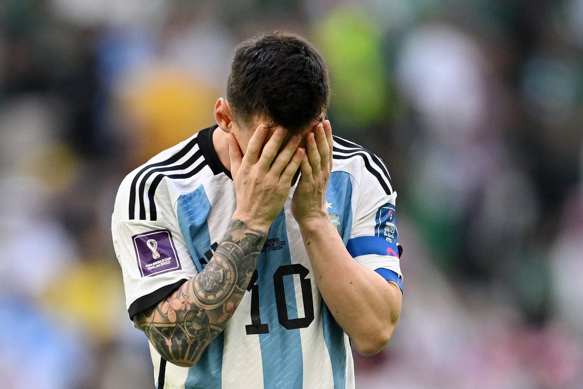 TouchlineX's tweet image. ✨ 𝗢𝗡 𝗧𝗛𝗜𝗦 𝗗𝗔𝗬 𝟯 𝗬𝗘𝗔𝗥𝗦 𝗔𝗚𝗢: Lionel Messi lost the first World Cup Group Stage game vs Saudi Arabia.