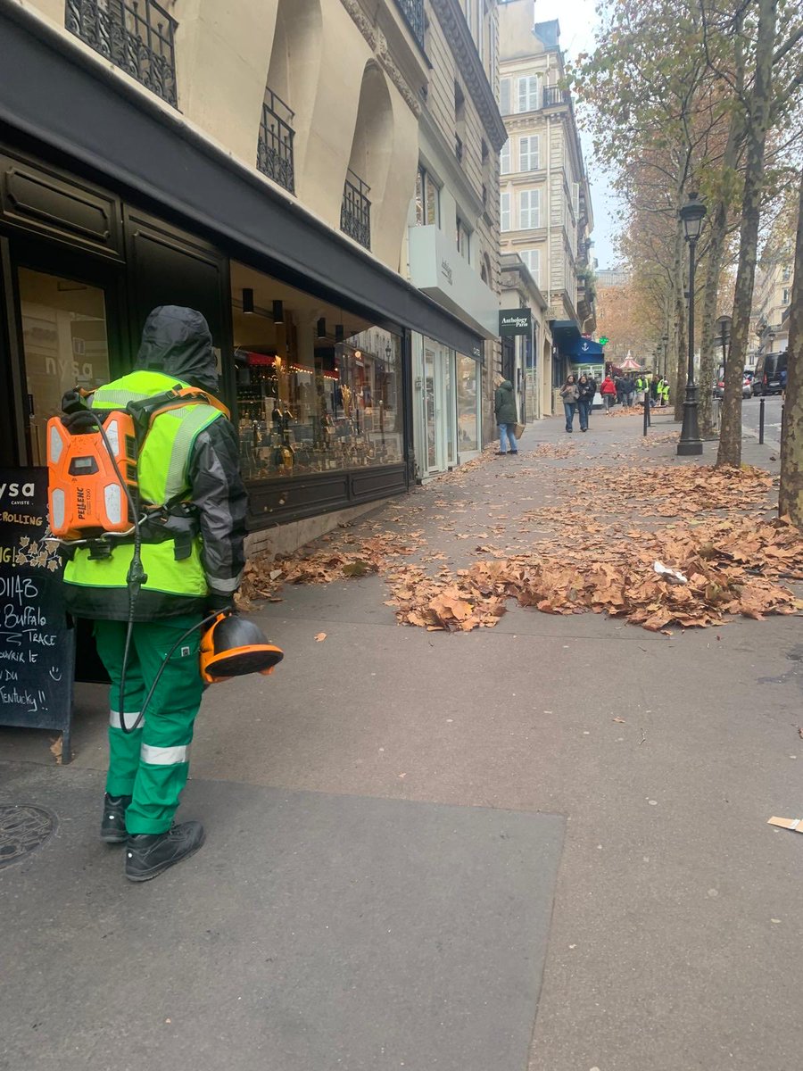 🟠❄️ Alerte météo: Paris et l’Île-de-France en #VigilanceOrange neige-verglas dès 20h ce samedi 22 novembre. Les équipes de propreté de #Paris9 sont à l’œuvre pour le nettoyage et le salage des rues. #alertemeteo #verglas #Paris