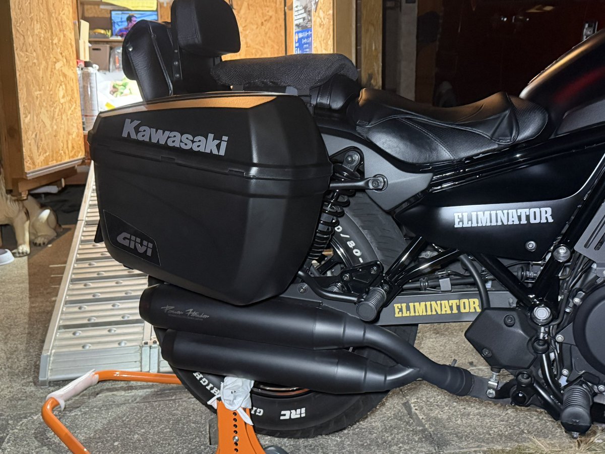 Libra_ELIMI's tweet image. サポートとマフラーの
干渉は解決しました。
あとは1番気になっていた
パニアケースとマフラーの干渉🤔🤔🤔
🤭🤭🤭
言わせてください
BEAMSパワーヘッダW
GIVIパニアケース
相性は最高だぜ😆😆😆
マフラーとの隙間遠からず近すぎず
ウィンカーとの隙間同じく🫡

＃エリミネーター
＃GIVIパニアケース