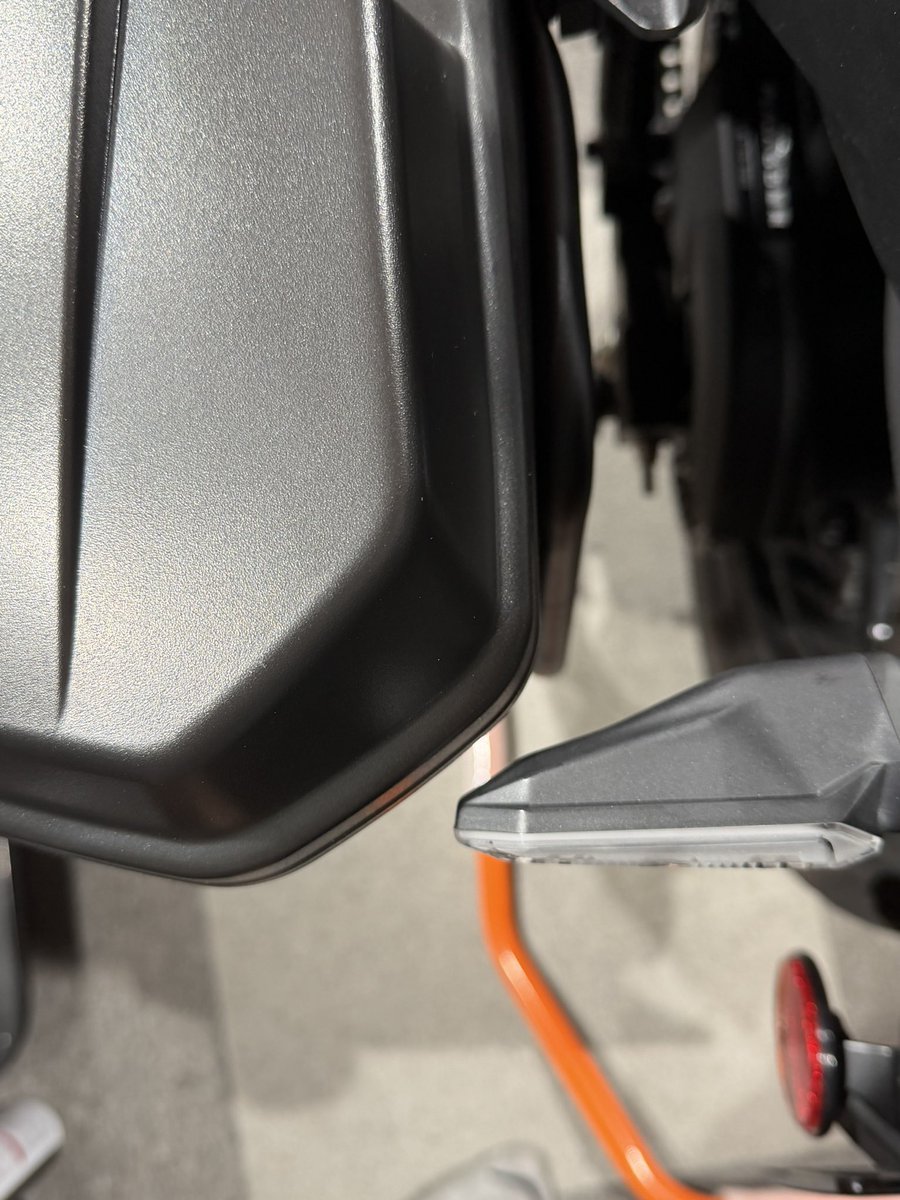 Libra_ELIMI's tweet image. サポートとマフラーの
干渉は解決しました。
あとは1番気になっていた
パニアケースとマフラーの干渉🤔🤔🤔
🤭🤭🤭
言わせてください
BEAMSパワーヘッダW
GIVIパニアケース
相性は最高だぜ😆😆😆
マフラーとの隙間遠からず近すぎず
ウィンカーとの隙間同じく🫡

＃エリミネーター
＃GIVIパニアケース