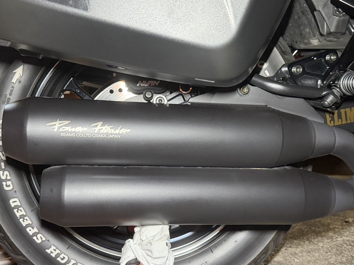 Libra_ELIMI's tweet image. サポートとマフラーの
干渉は解決しました。
あとは1番気になっていた
パニアケースとマフラーの干渉🤔🤔🤔
🤭🤭🤭
言わせてください
BEAMSパワーヘッダW
GIVIパニアケース
相性は最高だぜ😆😆😆
マフラーとの隙間遠からず近すぎず
ウィンカーとの隙間同じく🫡

＃エリミネーター
＃GIVIパニアケース