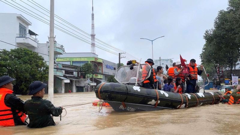 Ante graves daños humanos y materiales por fuertes lluvias en región central de #Vietnam, expresamos solidaridad con familiares de fallecidos, desaparecidos y damnificados.

Compartimos los más sinceros sentimientos con las autoridades y el pueblo, y deseamos pronta recuperación.
