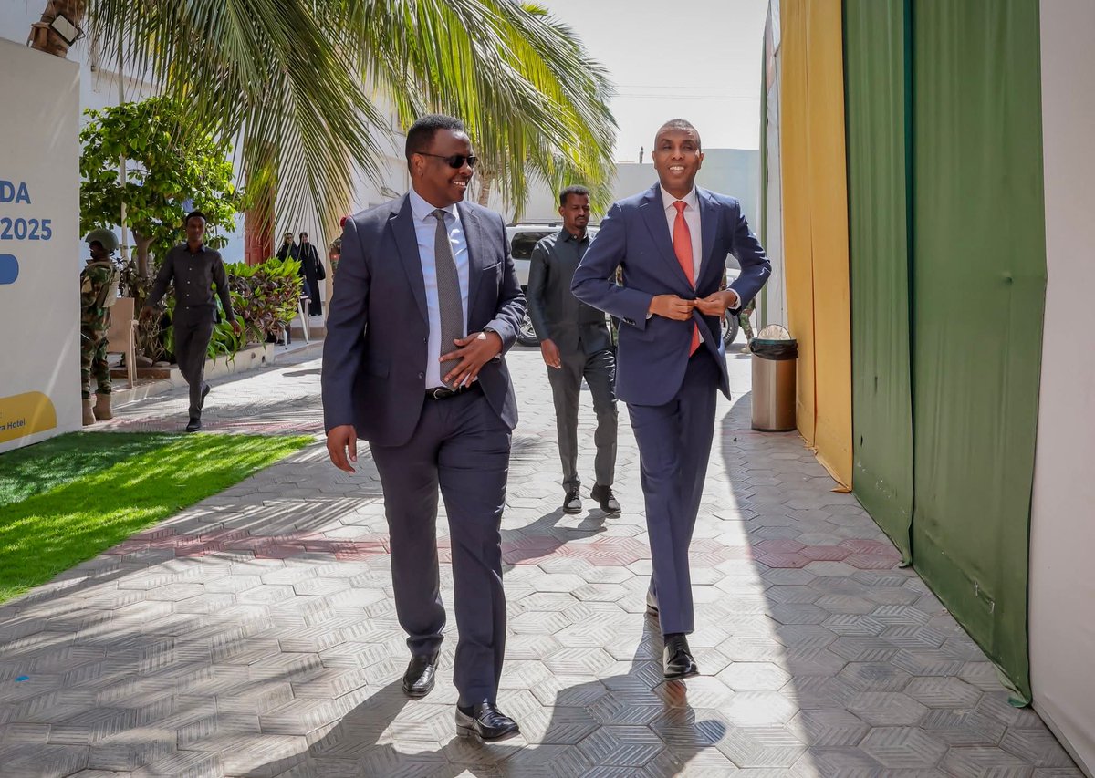 Xamsa: “Garsoor lagu kalsoon yahay = Maalgashi &amp; Xasillooni”
Ra’iisul Wasaaraha Soomaaliya Xamsa Cabdi Barre: Garsoor hufan iyo dastuur dhammeystiran ayaa horseedaya nabad, kalsooni shacab, iyo maalgashi.