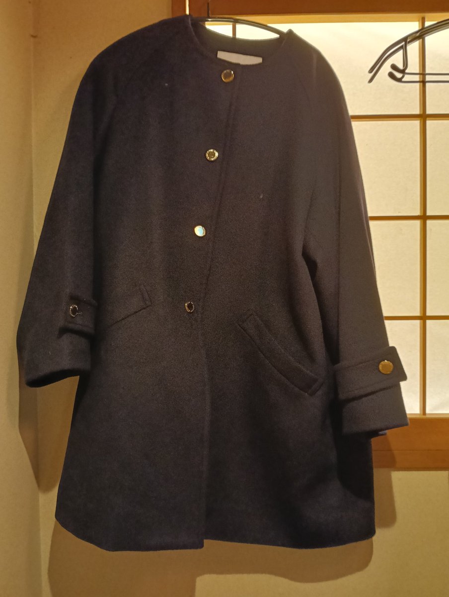 Gpkyama's tweet image. 拡散希望です！
本日紛争解決手続代理業務試験の東京会場（市ヶ谷TKP）ホール3Dの会場でコートを間違えられて持っていかれた方がいます
マッキントッシュの紺色のコートでボタンが黒色です
うちの手元には金ボタンのものがあります。
お気づきの方がいればご連絡ください🥹
よろしくお願いします！