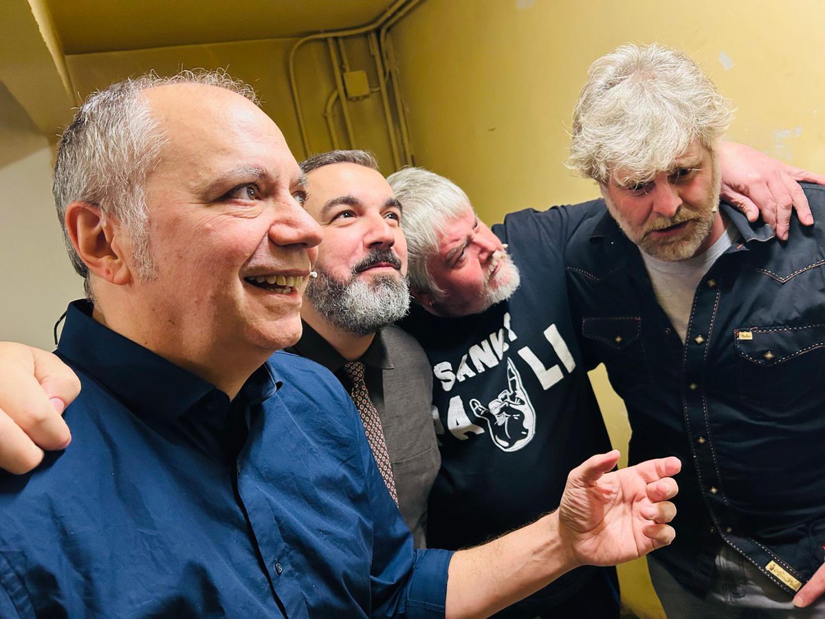 Bolazo de #IlustresIgnorantes con <a href="/picuetin/">raul cimas</a> y <a href="/roberbodegas/">Rober Bodegas</a>, anoche en @teatrocofidis Alcázar de Madrid. 🙌