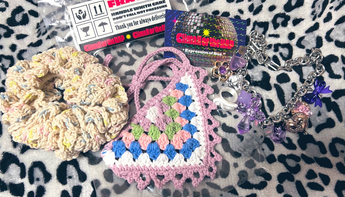 luluonice's tweet image. 今日お迎えしたclimax of the napさん（@c_o_t_nap ）の激カワアクセ✨🐰🎀
うさぎのｴｹﾁｪﾝのやつはHINATAが着けててかわいいな〜と思っていたので嬉しい☺️
編み物もかわいかった…
スタイ、ネッコに着けたいけどとりあえずもちミャクにつけてみた！喜んでる♪
ノベルティの🪽指輪も可愛すぎる！！