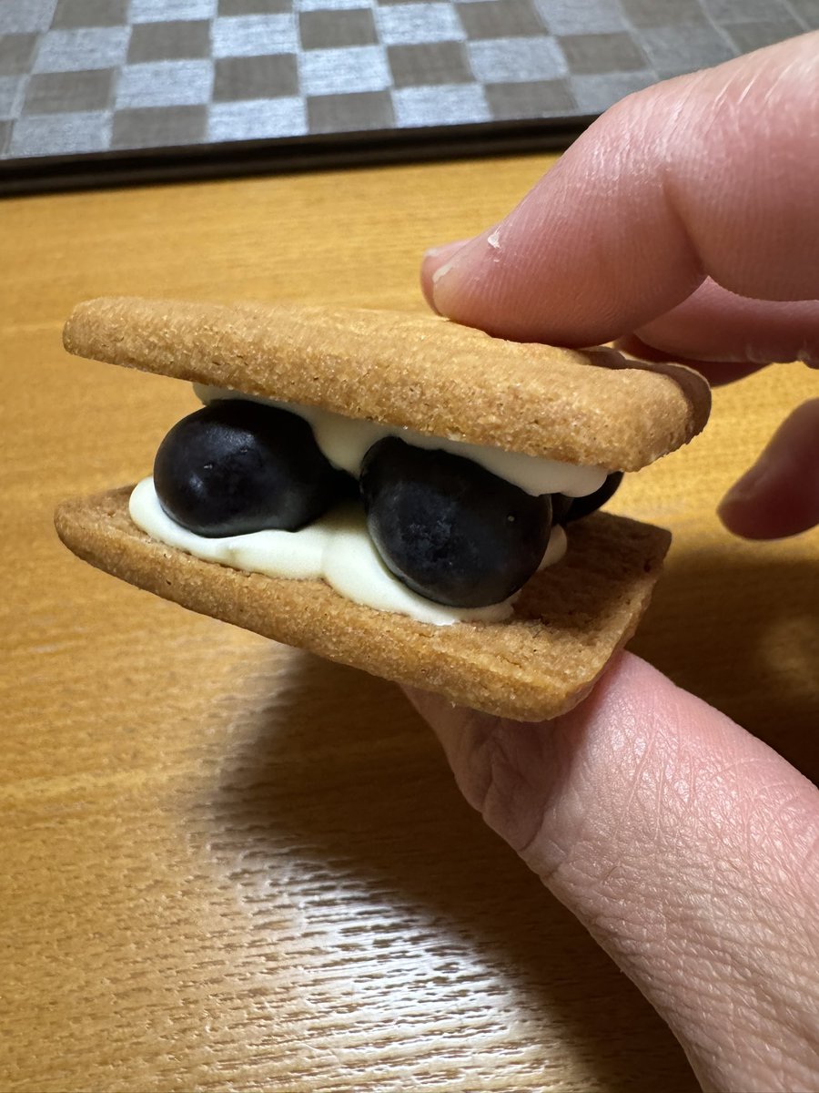 komomo098's tweet image. 六花亭さんのバターサンド
生ブルーベリーがヤバい。
語彙力なくなるくらい。
　
店舗限定、賞味期限は当日、
午後には売り切れる店舗も。
しかも250円。
スイーツ好きたる者、
このバターサンドを買わなくて
どうします？
　
ごちそうさまでした！