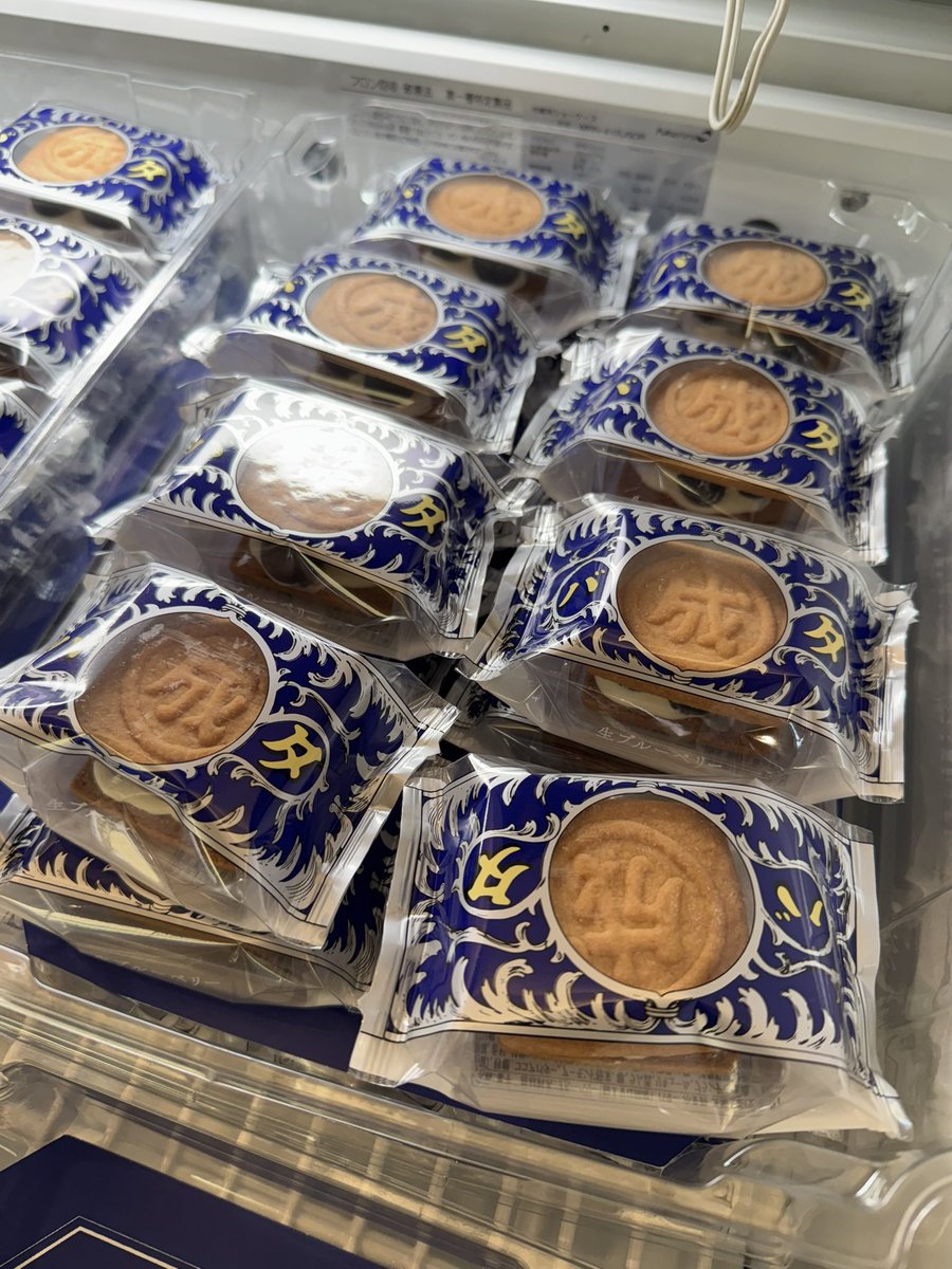 komomo098's tweet image. 六花亭さんのバターサンド
生ブルーベリーがヤバい。
語彙力なくなるくらい。
　
店舗限定、賞味期限は当日、
午後には売り切れる店舗も。
しかも250円。
スイーツ好きたる者、
このバターサンドを買わなくて
どうします？
　
ごちそうさまでした！