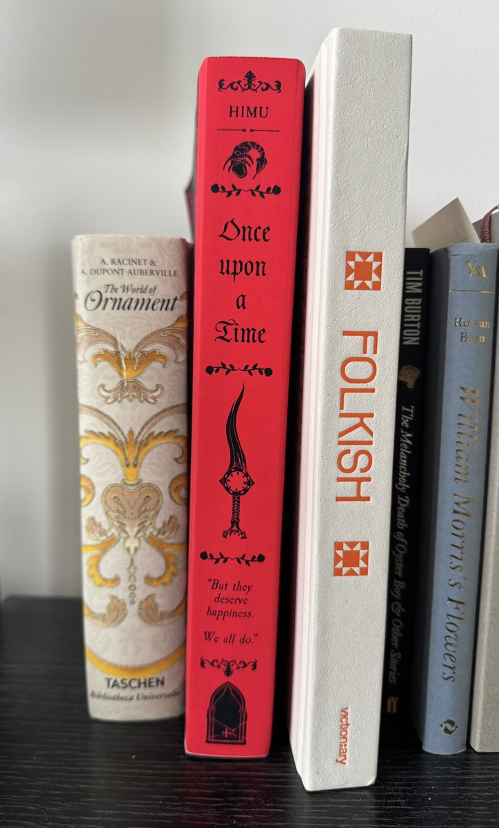 표지 실물은 요런 느낌입니다 (집 프린터 목업이라 색감은 조금 핑크톤으로 나온거같습니다) 빛때문에 실루엣 안 이미지들이 좀 날라갓네요ㅠ

Cover mockup! Colour is slightly on the pinker side as this was printed at home