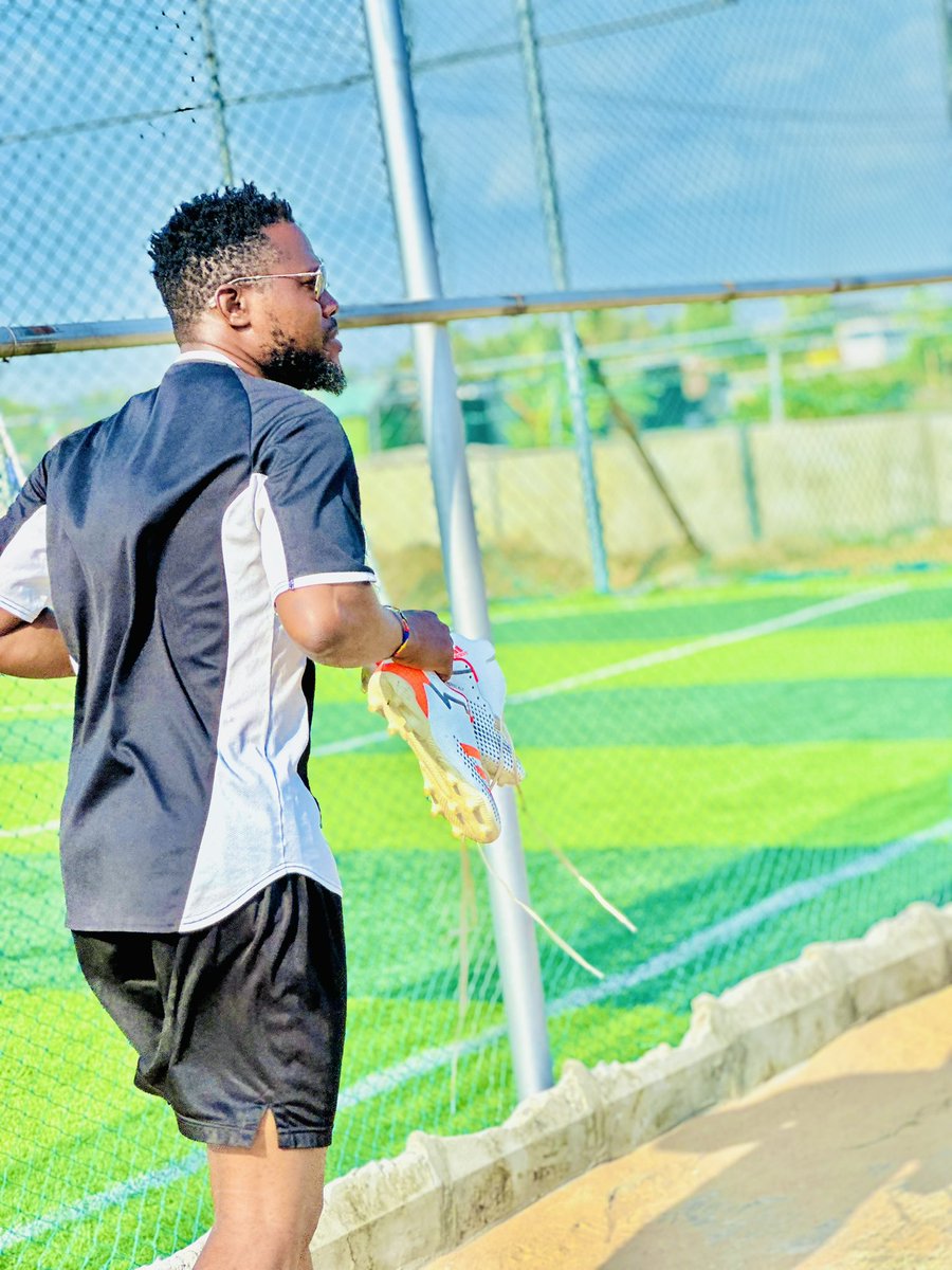 omoegunmusic's tweet photo. Saturday mornings on the pitch, stress deleted 😄⚽💯
#PitchLife #SoccerLover #WeekendMood #BallIsLife #OmoegunMusic #Music #Musician #Gunnuvi #WeekendVibes #SoccerEnergy #Omoegun https://t.co/P1QevMsoKT