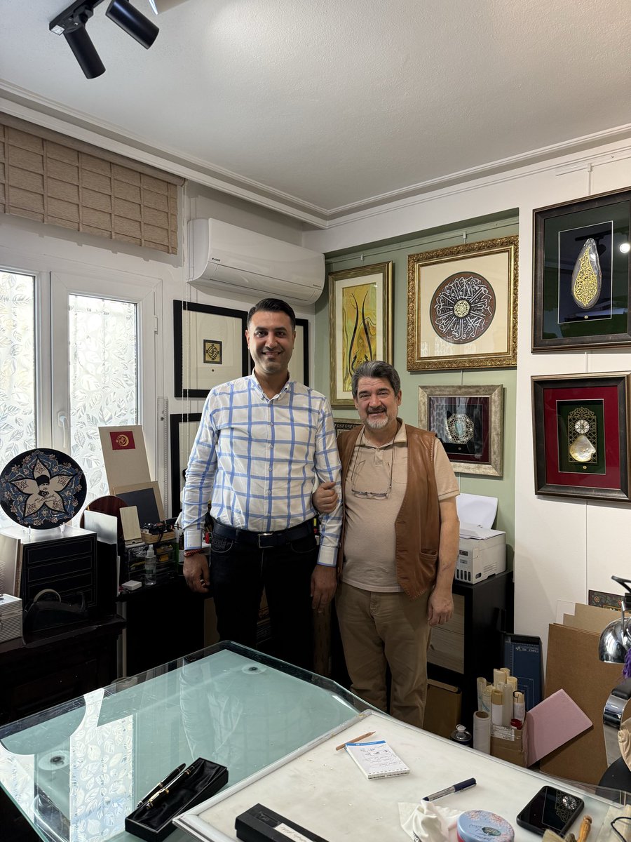 Kıymetli Devlet Sanatçımız, üstâdım, Adanalı hemşehrimiz ve gururumuz Sayın Mesut Dikel’i ziyaret etme fırsatı buldum.

Dünya’ya bakışından, tarihsel perspektifine, sanatı anlayış biçiminden, bizlere öğretilerine kadar birçok konuda sohbetimiz oldu.

Adana’mızın Mesut Dikel’i var