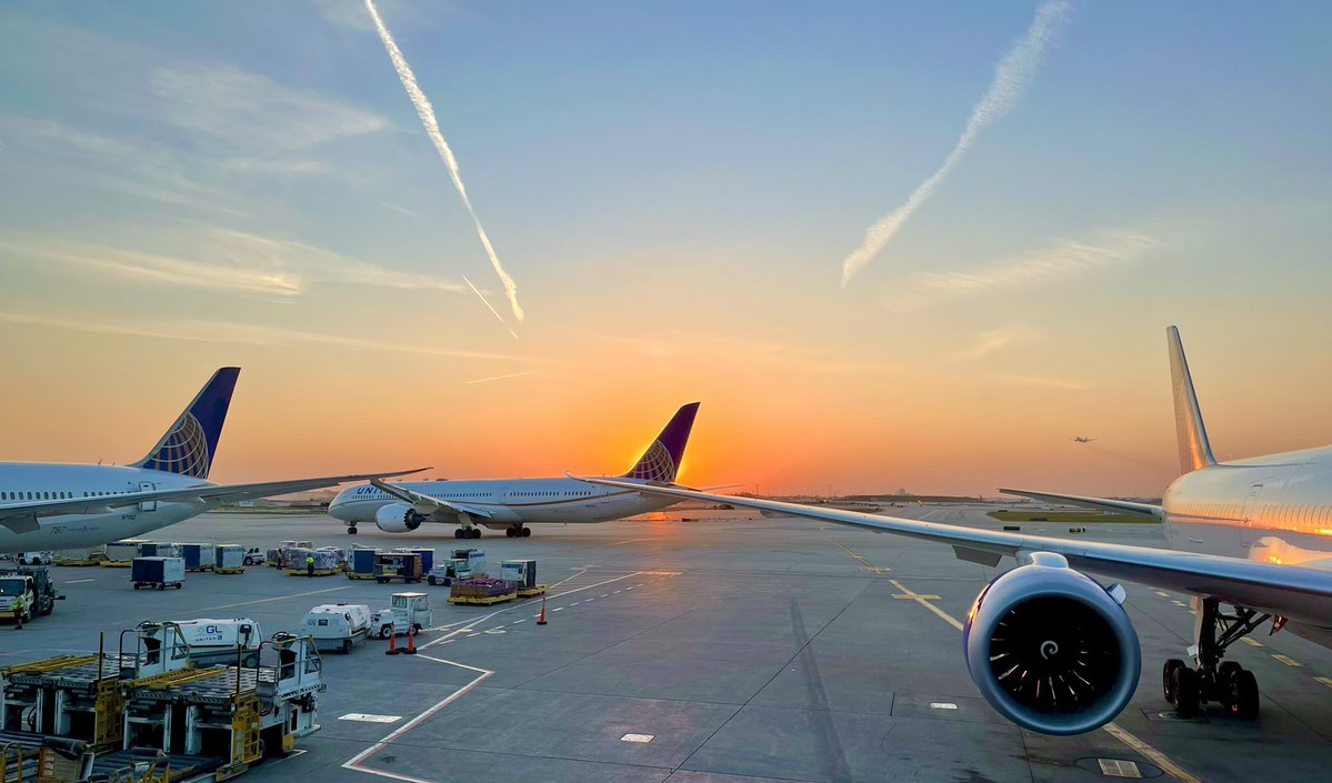 Another lovely autumn evening at #Chicago O’Hare, seen from the #Polaris lounge with a few @United jets at #sunset and perfect #weather <a href="/StormHour/">#StormHour</a> #AerialPhotography #ORD #TravelPhotography #GoldenHour