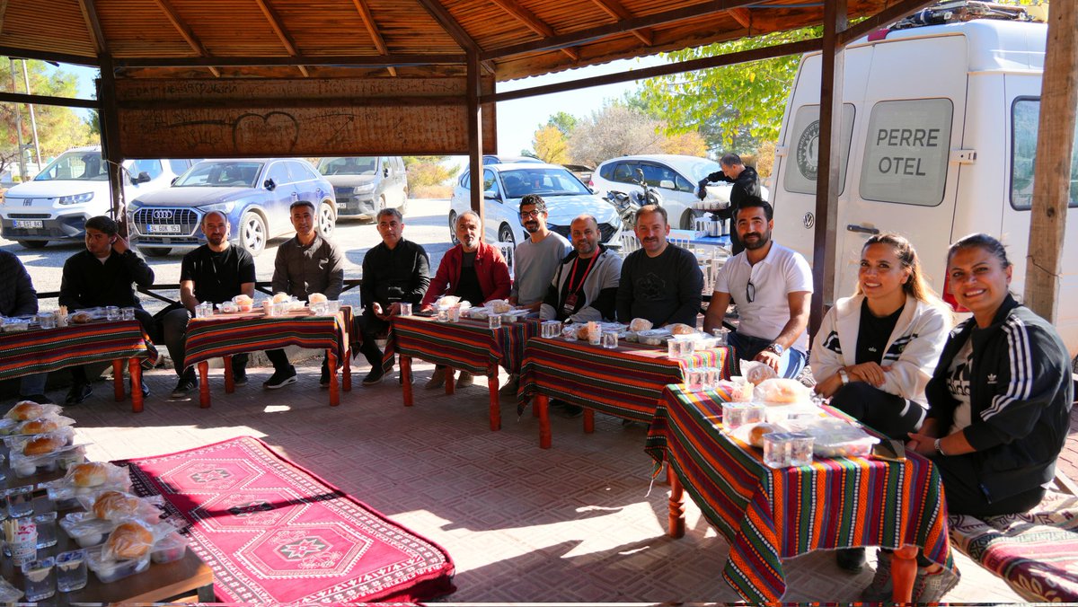 adiyamanmem's tweet photo. 24 Kasım Öğretmenler Günü Etkinlikleri Devam Ediyor💫

24 Kasım Öğretmenler Günü kapsamında ilimiz genelinde gerçekleştirilen birçok etkinlikten biri olarak, İl Milli Eğitim Müdürümüz Sayın Ali Tosun, Ali Dağı Mesire Alanı’nda düzenlenen kahvaltı programında öğretmenlerimizle bir araya geldi.

Perre Mesleki ve Teknik Anadolu Lisesi koordinesinde gerçekleştirilen buluşmada, öğretmenlerimizle samimi bir sohbet ortamı oluşurken, Sayın Müdürümüz eğitim camiamıza verdikleri emek ve katkılar için öğretmenlerimize teşekkür etti. Programda talep ve öneriler dinlenerek yürütülen eğitim çalışmaları üzerine değerlendirmelerde bulunuldu.

İl Milli Eğitim Müdürlüğümüz olarak, toplumun geleceğini şekillendiren tüm öğretmenlerimizin 24 Kasım Öğretmenler Günü’nü tebrik ediyor, özverili çalışmaları için teşekkür ediyoruz. 🌿📚
