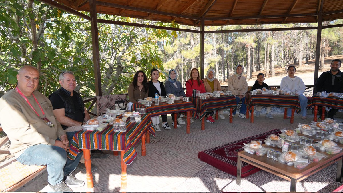 adiyamanmem's tweet photo. 24 Kasım Öğretmenler Günü Etkinlikleri Devam Ediyor💫

24 Kasım Öğretmenler Günü kapsamında ilimiz genelinde gerçekleştirilen birçok etkinlikten biri olarak, İl Milli Eğitim Müdürümüz Sayın Ali Tosun, Ali Dağı Mesire Alanı’nda düzenlenen kahvaltı programında öğretmenlerimizle bir araya geldi.

Perre Mesleki ve Teknik Anadolu Lisesi koordinesinde gerçekleştirilen buluşmada, öğretmenlerimizle samimi bir sohbet ortamı oluşurken, Sayın Müdürümüz eğitim camiamıza verdikleri emek ve katkılar için öğretmenlerimize teşekkür etti. Programda talep ve öneriler dinlenerek yürütülen eğitim çalışmaları üzerine değerlendirmelerde bulunuldu.

İl Milli Eğitim Müdürlüğümüz olarak, toplumun geleceğini şekillendiren tüm öğretmenlerimizin 24 Kasım Öğretmenler Günü’nü tebrik ediyor, özverili çalışmaları için teşekkür ediyoruz. 🌿📚