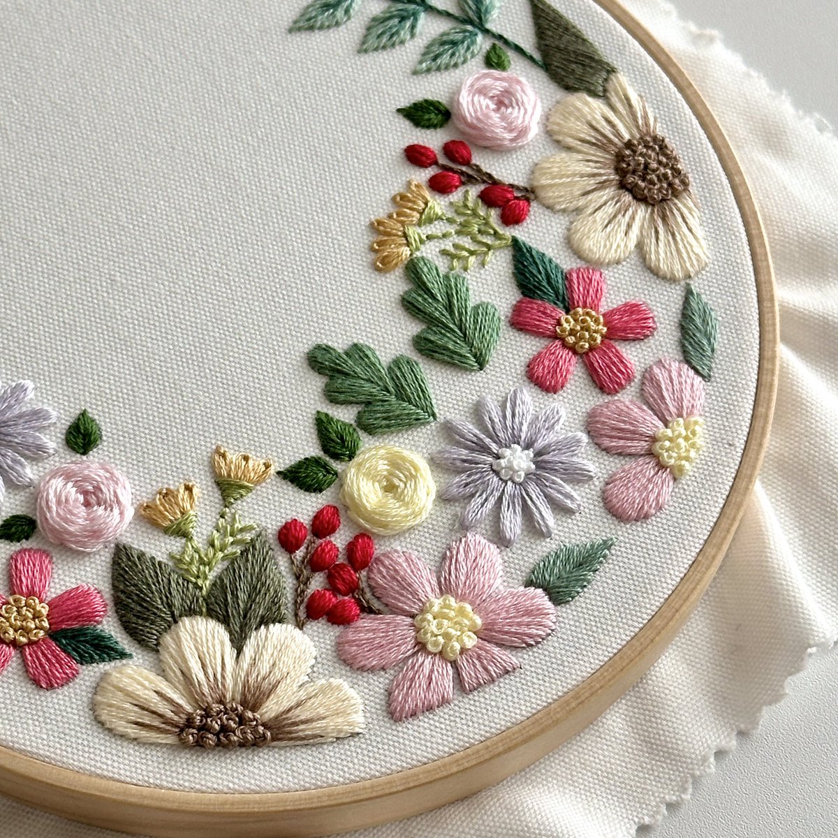 hanakomachi00's tweet image. 刺繍完成🪡✨
カラフルなデザインは久しぶりな気がします。

色も過去の自分が好きだった色を集めつつ、今の私が好きな色やステッチを織り交ぜました。

新しいカタチもいい🥰