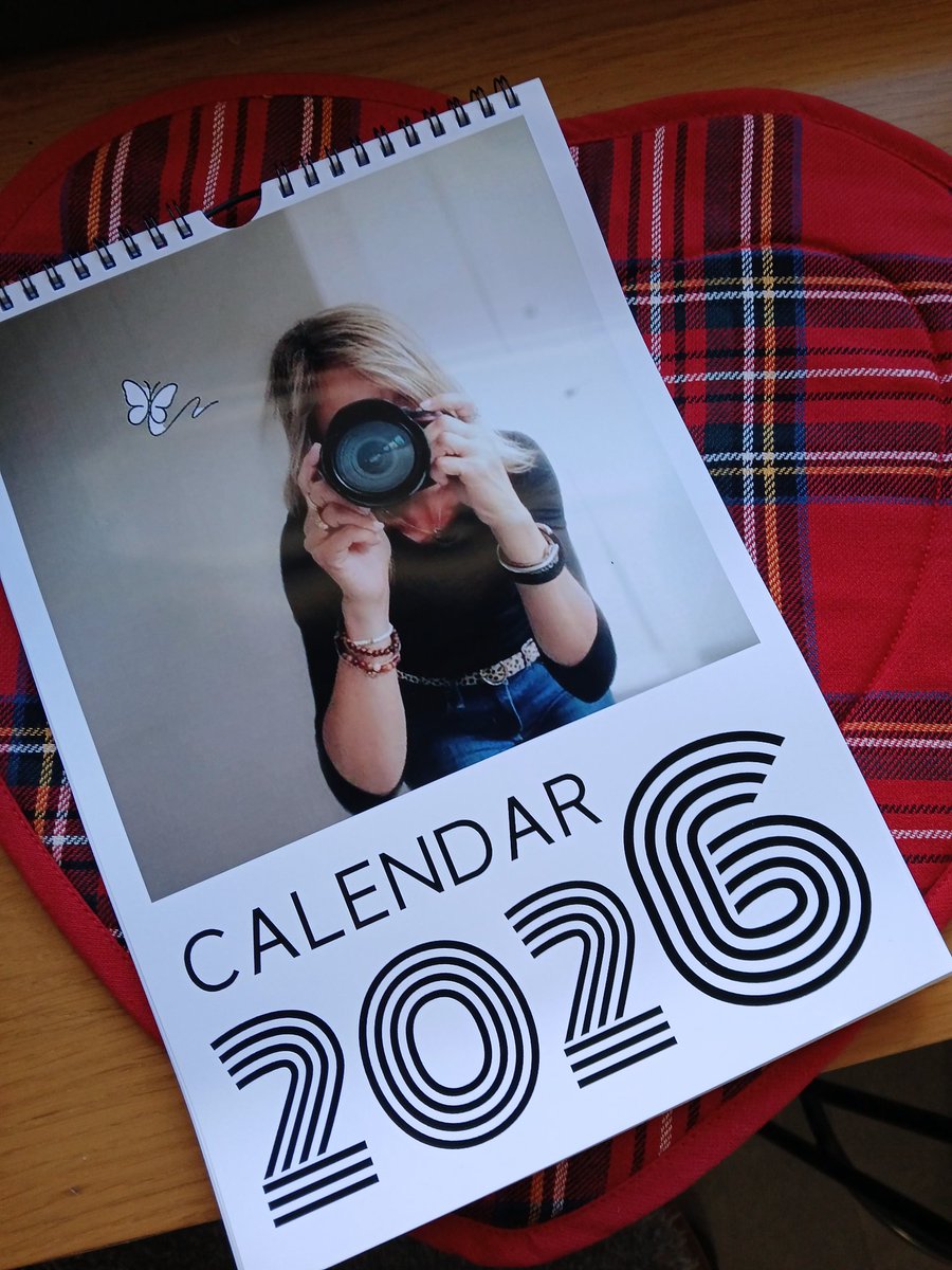 He capturat un any en un calendari
Hi ha imatges que reclamen un segon espai perquè porten llum, memòria, il.lusió
No soc una profesional però tinc ànima amb tot el que faig 🫶
Moments capturats amb molta estima🦋📷
Un 2026 ple de petites històries publicades
Pvp 13€
Més info DM