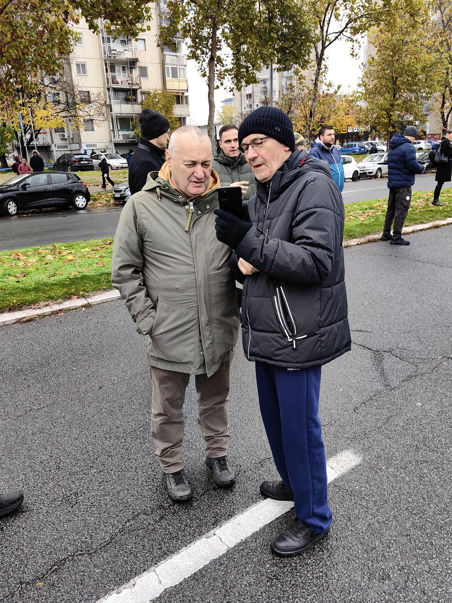 demokrateBG's tweet photo. Demokrate su danas sa studentima i građanima obeležile godinu dana od početka nasilja kriminalnog režima Aleksandra Vučića protiv mirnih demonstranata.
#ODGOVARAĆETE #beograd #BG #studenti #novibeograd #bedem #studentskiprotest https://t.co/P4afuJfLdV