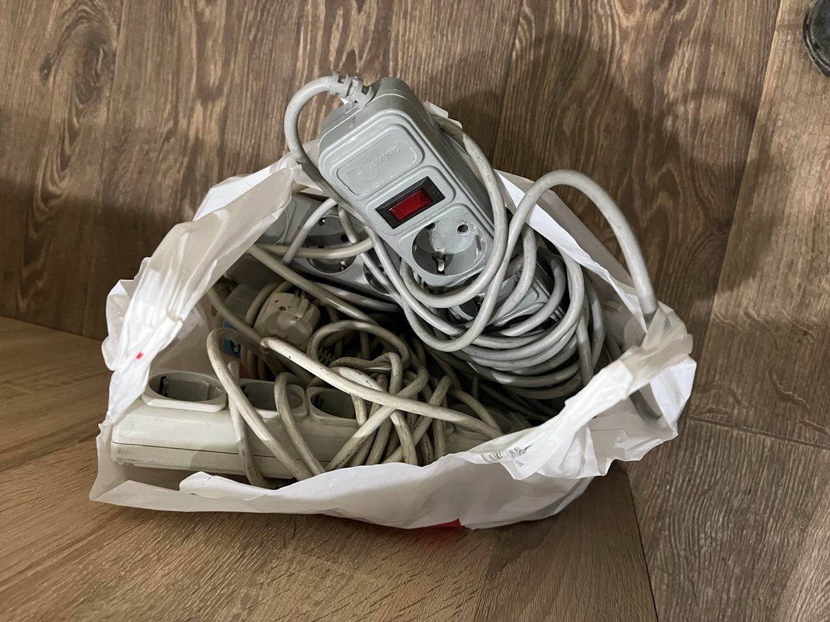 Друзі, якщо у вас є офісні переноски, які вам не потрібні - пишіть. Купляти спеціально не треба