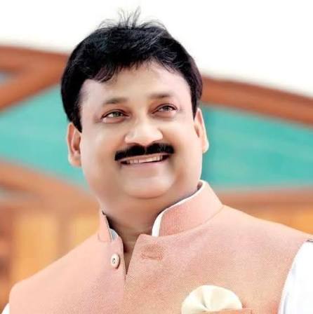 समाजवादी पार्टी के पूर्व विधायक और बड़े कारोबारी दीपनारायण यादव अब तक एक हज़ार से ज्यादा गरीब लड़कियों की शादी अपने पैसे से करवा चुके हैँ,

उनपर झाँसी पुलिस ने 32 हज़ार रूपये की लूट का मुकदमा दर्ज किया है,