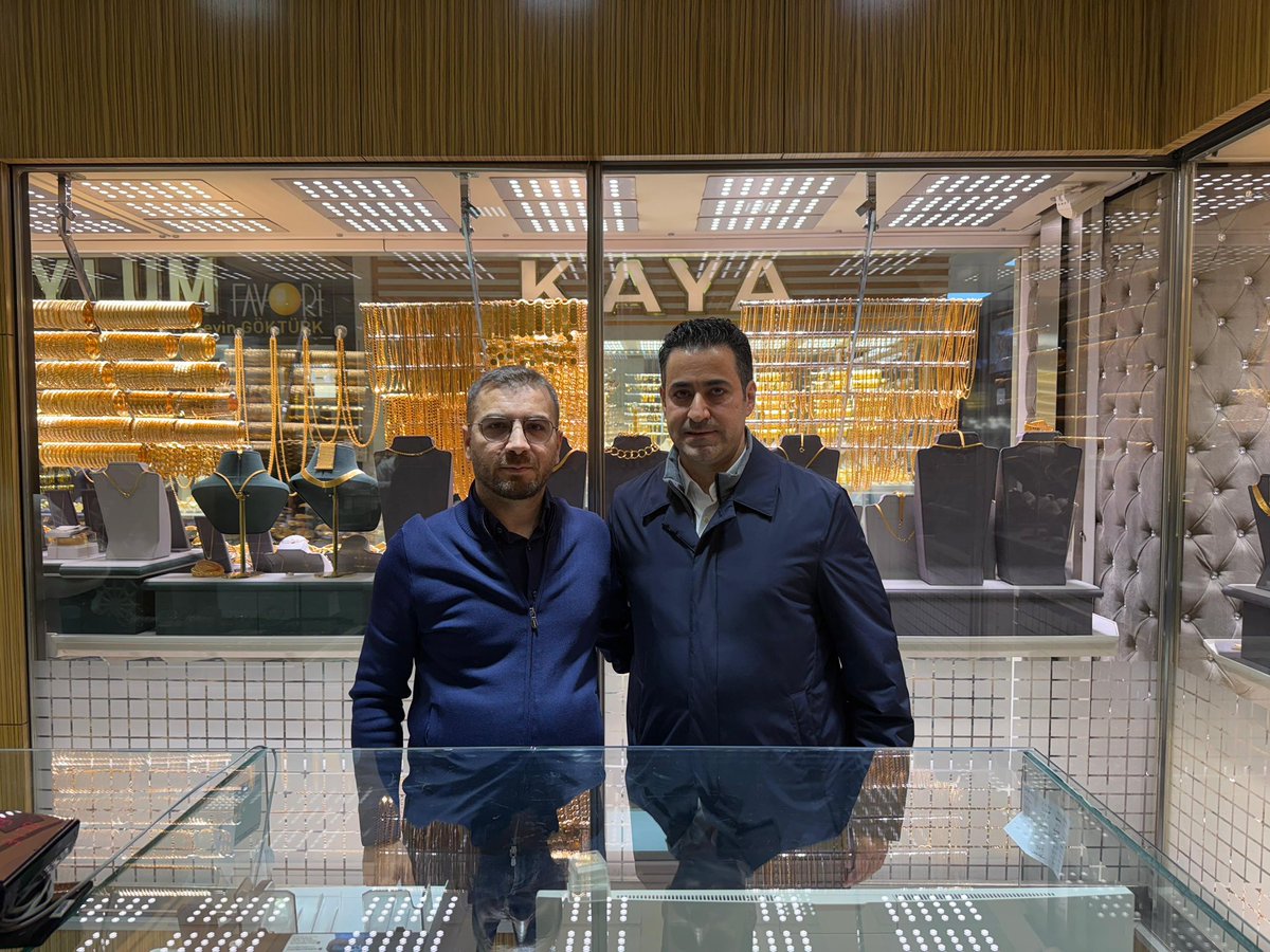 ahmetbllc's tweet photo. Kuyumcular Çarşısı’nda faaliyet gösteren esnaflarımızı ziyaret ederek hayırlı işler temennisinde bulunduk. Nazik ilgileri ve iyi dilekleri için teşekkür eder, bereketli ve bol kazançlar dilerim. https://t.co/N4BKk3gLV5
