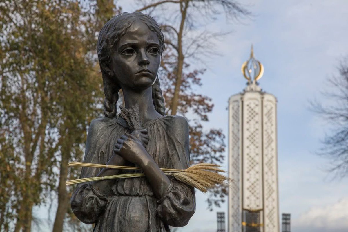 🕯️ We remember and honour millions of victims of the #Holodomor (1932-33), the man-made famine aimed at erasing the Ukrainian people. This dark memory shapes our resolve to uphold international law and to #StandWithUkraine 🇺🇦 today as it defends its people, territory and