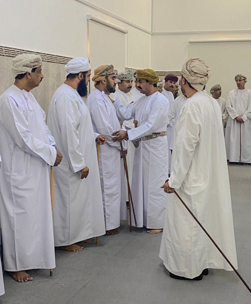 إنّ توافد الوفود الرسميّة المرسلة من لدن جلالة السّلطان هيثم بن طارق والسيدة الجليلة – حفظهما الله – إلى مجلس عزاء عائلة يونس الحسني، يجسّد أرقى معاني المتابعة الشخصية لهذا المصاب الأليم، ويعكس حجم المسؤولية التي توليها القيادة العليا لكلّ ما يمس أبناء عُمان.

 هذه اللفتة السامية