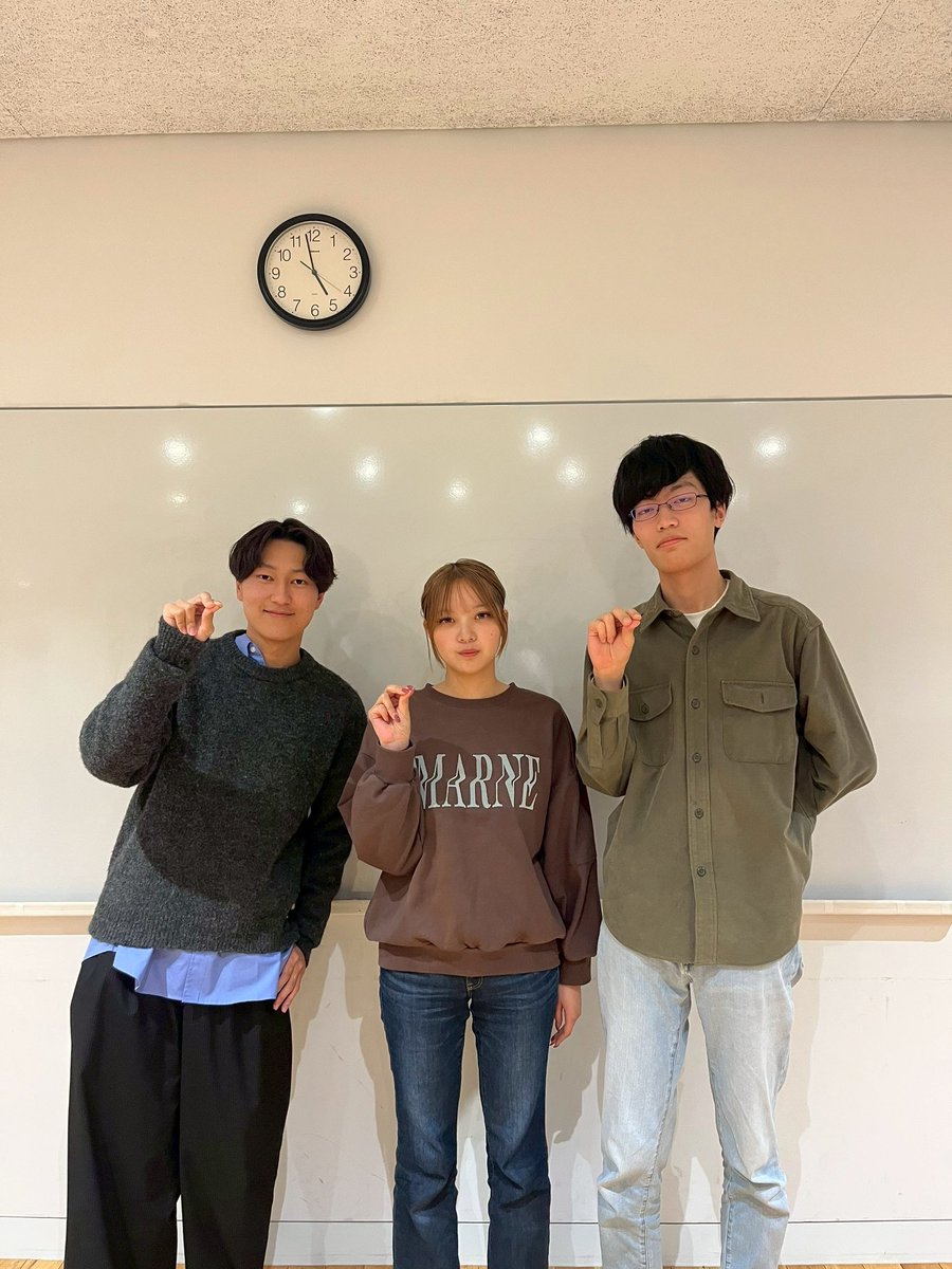 Handai_OUCD's tweet photo. 語劇祭まであと７日！！

今日の写真はキャストの3人！
とうとう本番まで一週間となりました！
舞台練習もとうとうより本格的になってまいりました！！

是非お越しください！ https://t.co/D7EBsvlca6