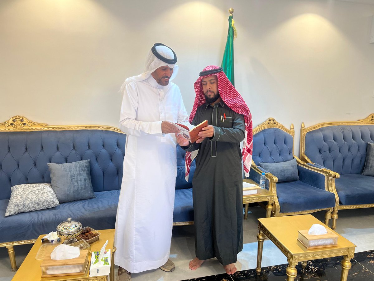 تشرفت بزيارة أ. عبدالله بن خميس المخيمر الشراري - مدير مكتب هيئة الصحفيين بطبرجل -  في يوم الجمعة بتاريخ ١٤٤٧/٦/٢، وأهديته كتابي (كنوز من مكتبتي).

<a href="/almhndd/">عبدالله خميس المخيمر الشراري</a> 
<a href="/Mt3bN/">متعب النصار</a> 
<a href="/2291Ied/">عيد غانم الشراري</a>